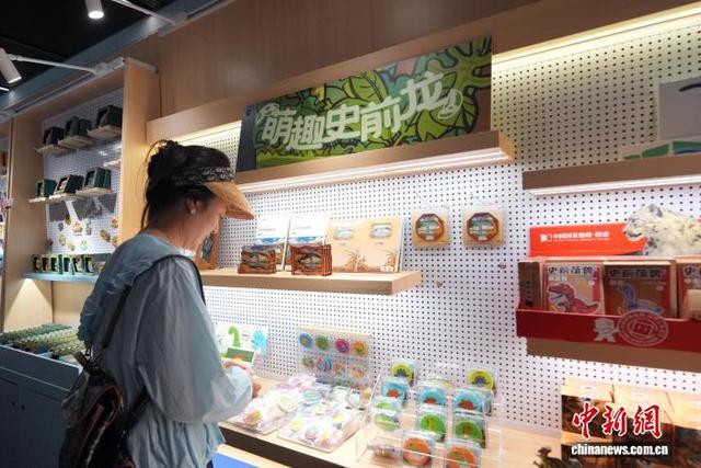 图为观众选购文创产品。中新社记者 安源 摄